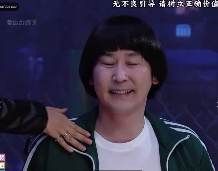 搞笑小伙装成傻子，拉着小姐姐陪自己玩跷跷板哈哈
