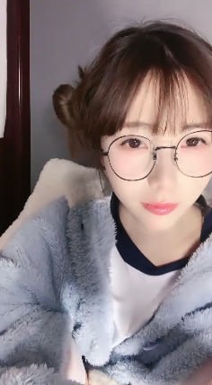 萝莉少女：呆萌可爱双马尾jk制服，下海直播涩涩下