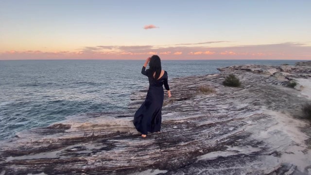 海浪、悬崖和荡妇年轻女子