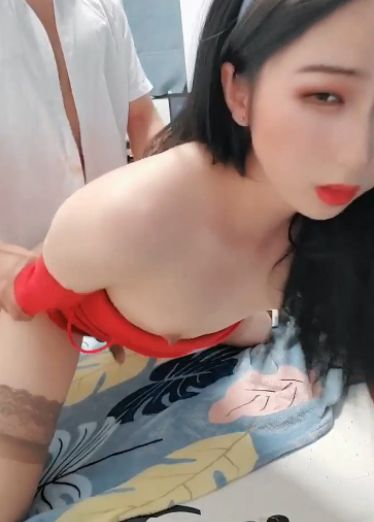 红裙配红唇太御姐了