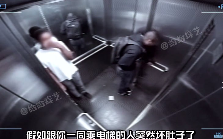 国外电梯整蛊节目 柔弱小哥偶遇喷射战士，结果怒喷10级中文！