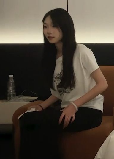 今天约的妹妹吃肉棒像吃冰棒一样津津有味，中间两次偷偷拔套，还不太熟练差点被妹妹发现