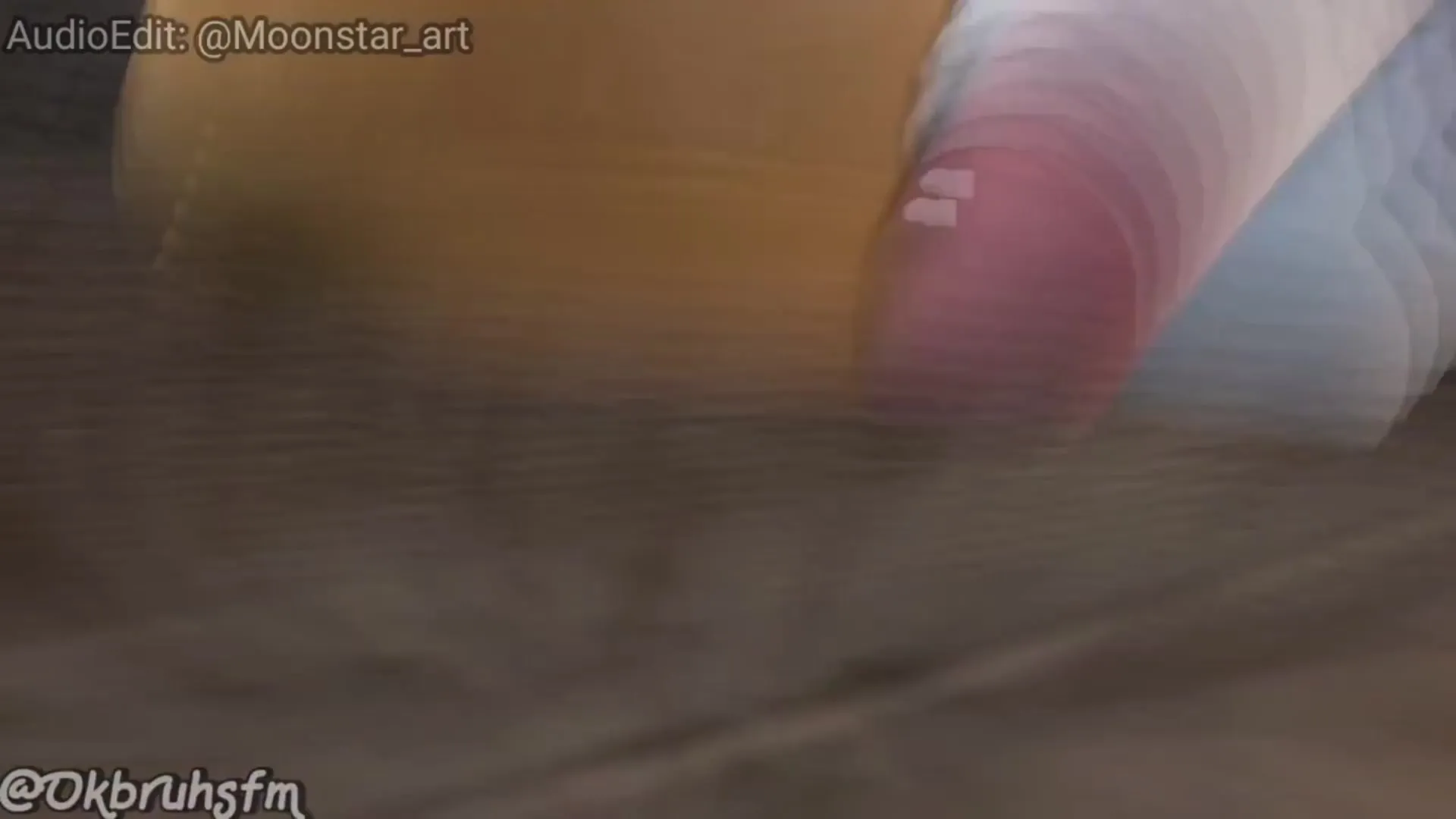 性奴女孩跪地顺从张开腿