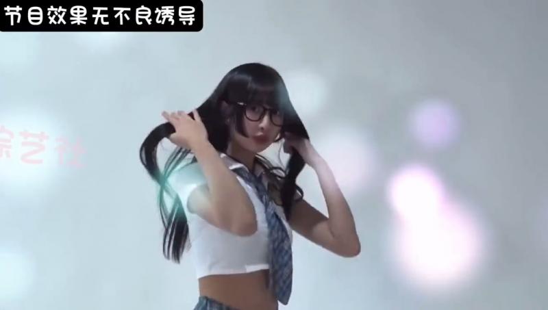 女艺人私下拍摄写真时的穿搭