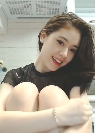 极品清纯亚裔嫩妹厨房自慰
