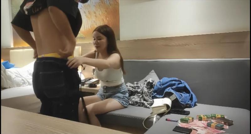 极骚女技师相约，她比男人还要猴急，激情一刻，乳推舔背服务一流