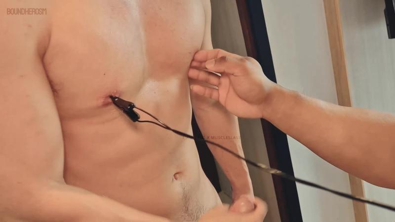 肌肉奴隶的屁股狠狠地被操至流出了精液（2）