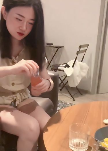 【黄配白，这老外中文比我还好】也是吃上洋鸡巴了，确实挺长的，但是这老外中文也太好，无任何障碍沟通做爱