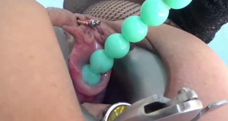 我草！扩开大口逼 暴力插尿道