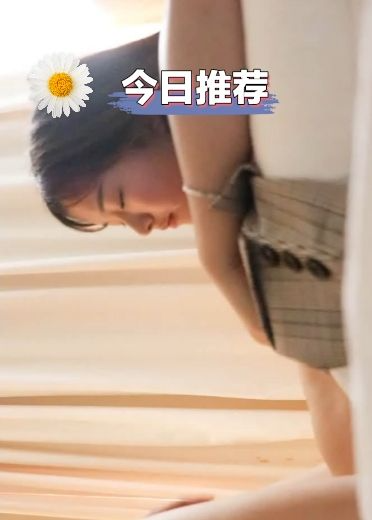 骚逼非常紧致的学生妹被大叔约到宾馆尽情享受，这小逼口可以舔一个月