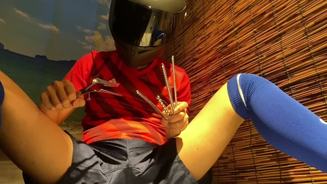 足球男孩弄伤了自己的鸡巴