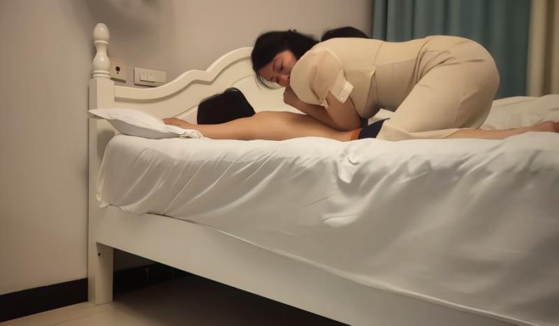 白衣大奶熟女，乳交深喉，按爬下后入故意捅了几下屁眼