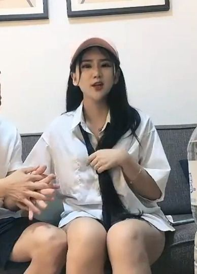 约到的年轻漂亮气质绝佳的大学学妹 沙发上被各种玩逼蹂躏