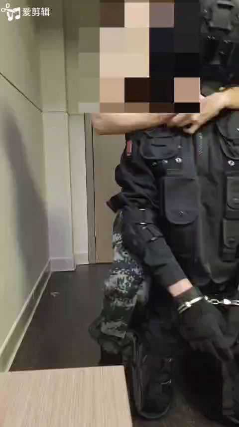 特警被军人抓捕控制 下