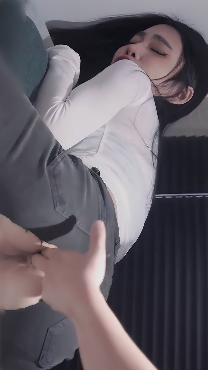 越南骚浪反差妹「Miuzxc」肛门中出穿破洞牛仔裤的美女