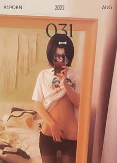 短发美女用自慰棒爽的不要不要