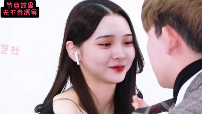 被性感美女摸脸 你能忍住不心动吗？