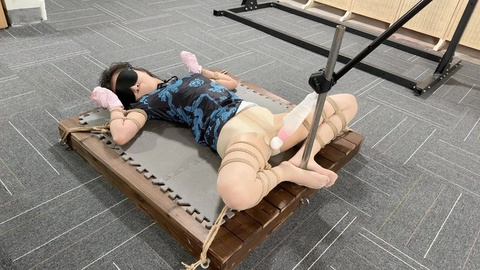 【小鹿工作室】被固定在器具上的女人可以被随意使用