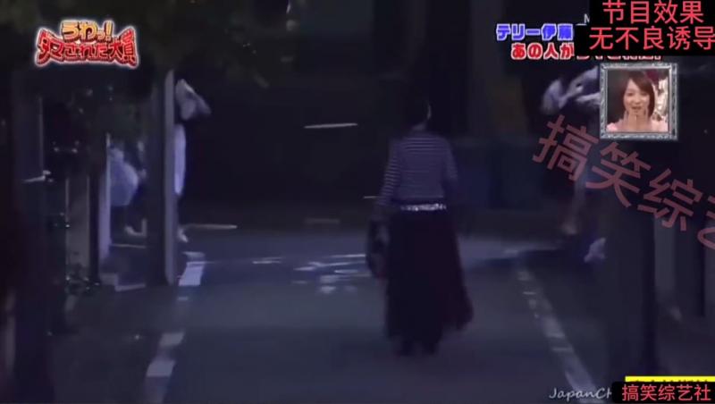 日本整蛊综= +:艺 突然出现一百:#个人并冲向你时 你会有 什么,%反应``呢？