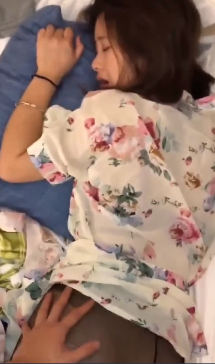 嫂子午睡中，被我强插颜射