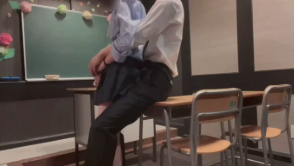被肌肉帅男压在课桌上干到腿软 kuzu010