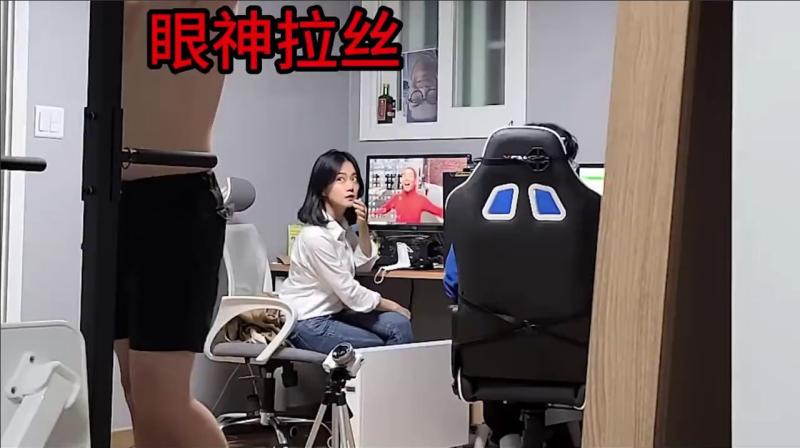 当女生看见健身帅哥，眼神从拉丝到勾芡