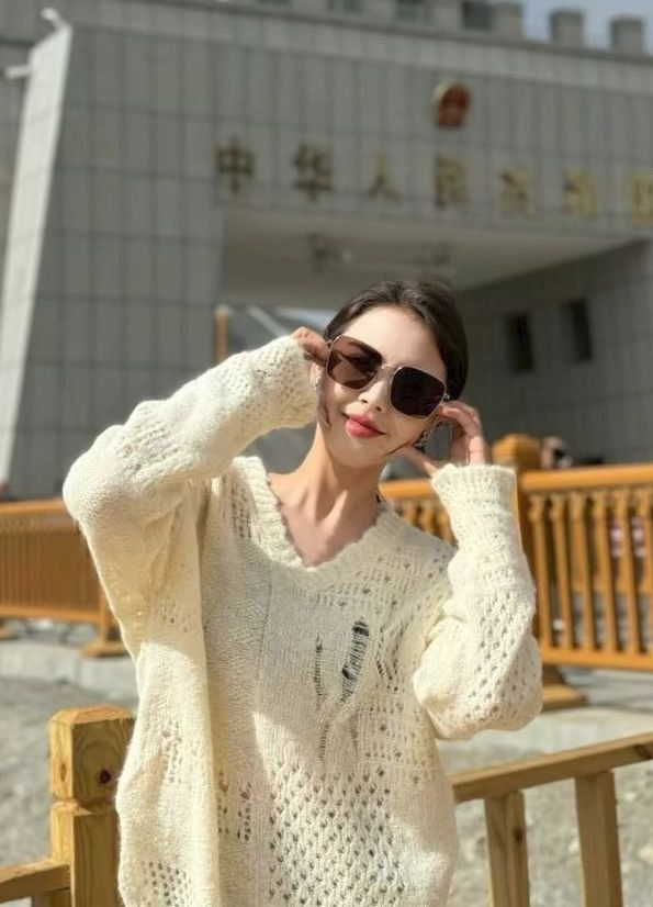 约个小奶御姐操一波，黑丝小奶内衣和爽到隐忍的表情真让人上瘾