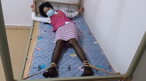 【彩依】户外《被尾随的黑丝空姐》抓脚 大字捆绑 强烈挣扎