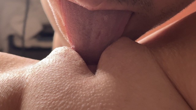 近距离舔阴！我的男朋友用他快速的舌头让我高潮。4K，POV