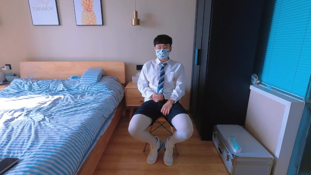 穿制服的男人自慰和射精