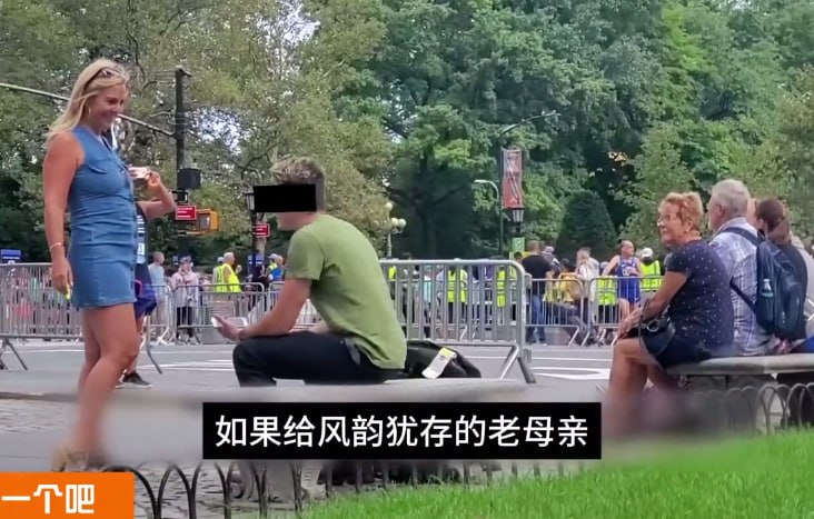 女友怀疑男友对自己的老母亲有意思，当场测试