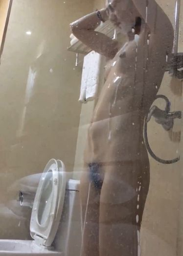 同学聚会碰到初恋一起酒店开房偷拍她洗澡被她发现了