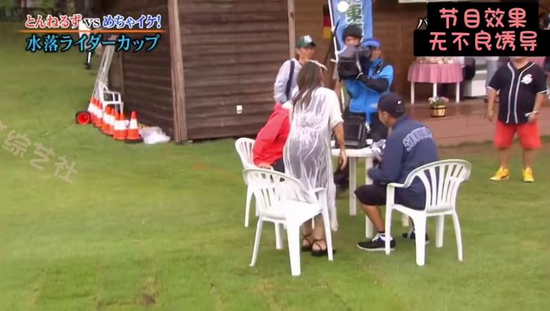 走着走着突然掉入陷阱中 搞得美女都折叠了！！！