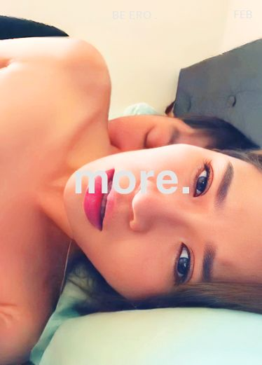侧睡抱在一起后入，有这么个漂亮女朋友，看把小伙子乐的双手抓奶！