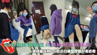 00后姐妹踩踏足交，妹妹长得真标志，带着口罩不影响颜值，