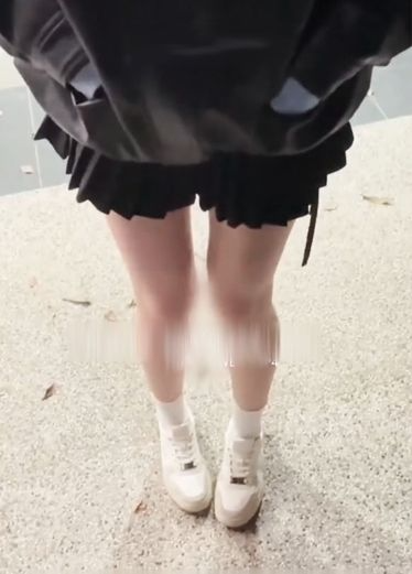 早就想玩这白嫩又软的骚腿了～车震一路操到床边