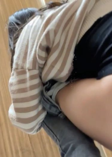 五月新流出抄底厕拍❤️写字楼隔板女厕偷拍白领姐姐尿尿一根长长的白带挂了下来想帮她扯下来菊花张的好大呀