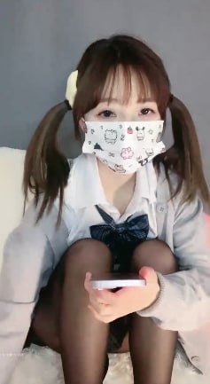 萝莉少女：呆萌可爱双马尾jk制服，下海直播涩涩上