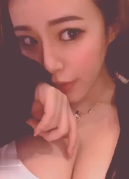 完美小三接老婆电话巨乳水蛇腰桌底下帮老板口交