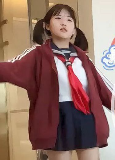 今天约了个18岁的双马尾萝莉 身材娇小听话乖巧 被我操喷水了三次 最后疼的妹子眼泪都出来了才放过她
