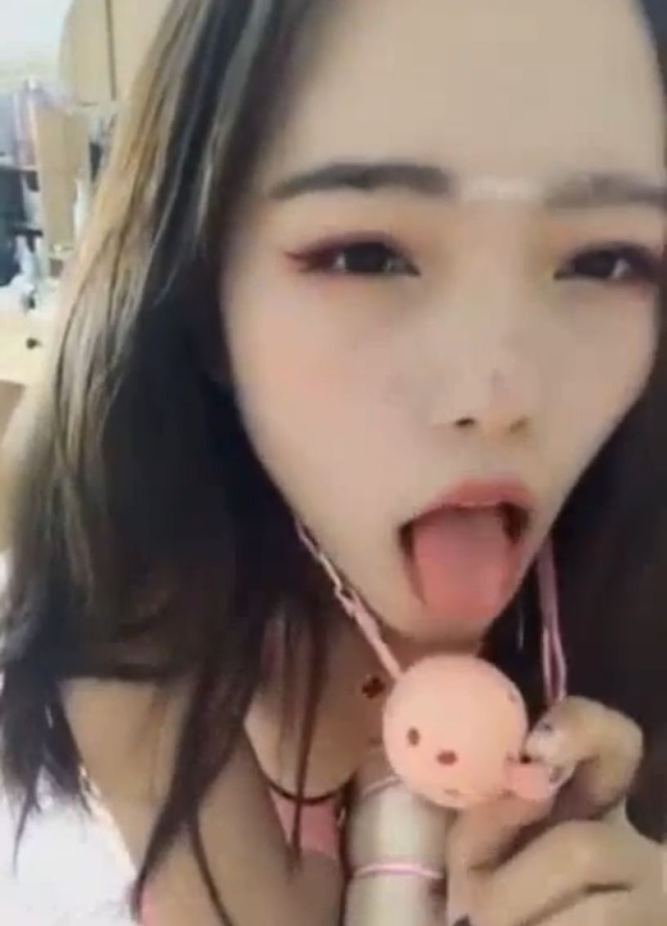 人气网红美女贝贝SM性爱自拍流出～可爱小母狗就爱吃棒棒