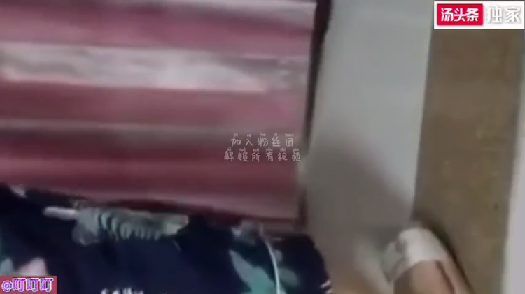 真实乱伦！畜生姐夫抱操小姨子！拼命挣扎