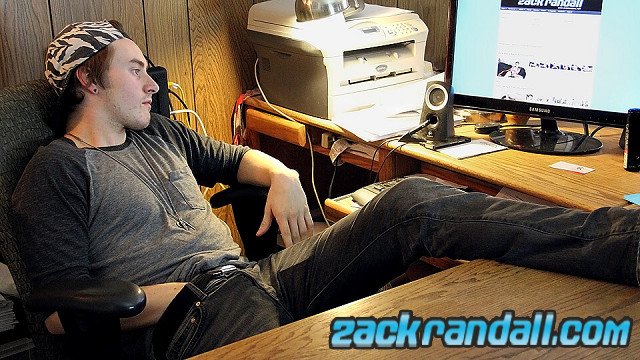 健美的 Ty Evans 在电脑前自慰