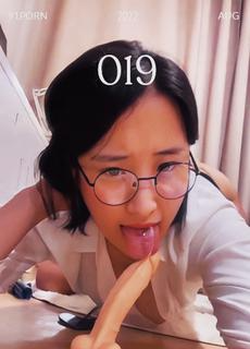公司的眼镜ol小妹看似清纯私底下是个骚妹