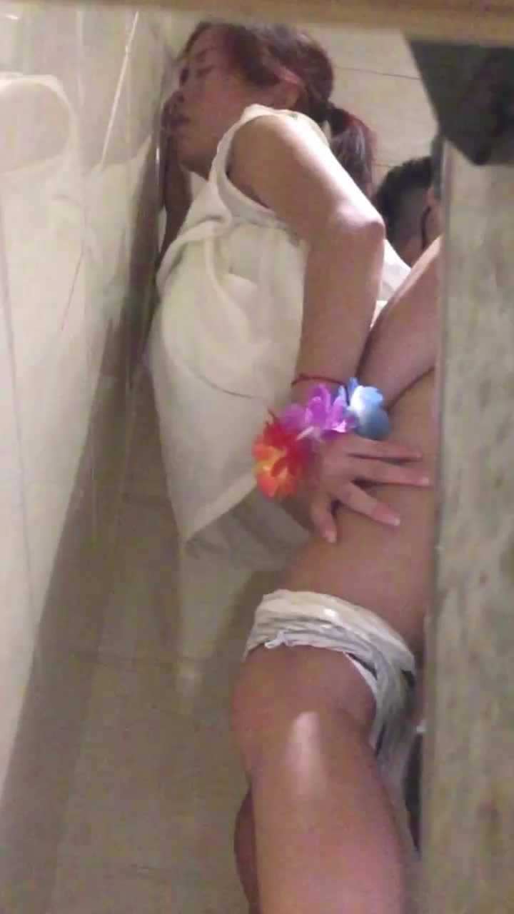 牛逼厕拍大神暗中偷拍酒吧狗男女厕所做爱