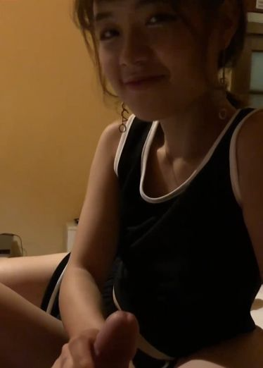 可爱美女给男友打飞机后被男友疯狂后入