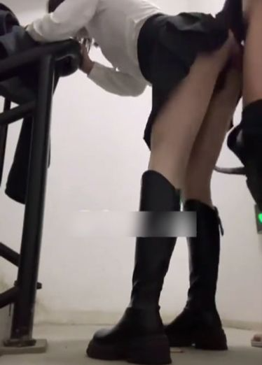 楼道口和学妹的极品性爱‘