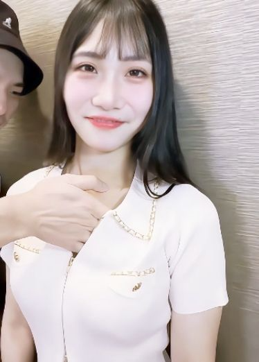 【超级可爱的日本妹子，碰到变态光头男】脱下内裤就贴鼻子上闻，妹子都惊呆了，被光头男足足搞了一小时
