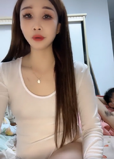 眼镜反差骚货 无套内射精液流出