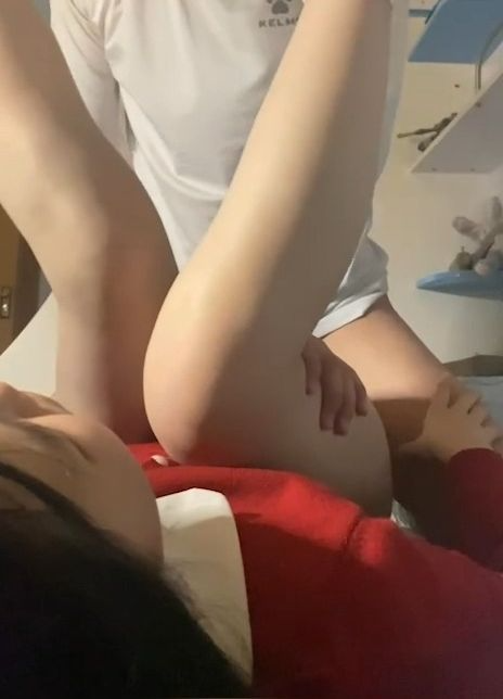红衣女孩娇羞的叫声 感觉又是第一次哄骗上床的
